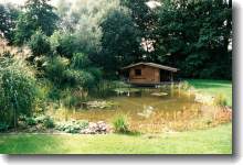 Gartenteich bis unter die Terrasse des Gartenhauses